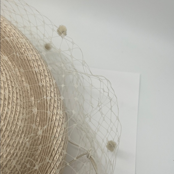 Elegant Cream Fascinator with Bow and Netting - Picture 4 of 12